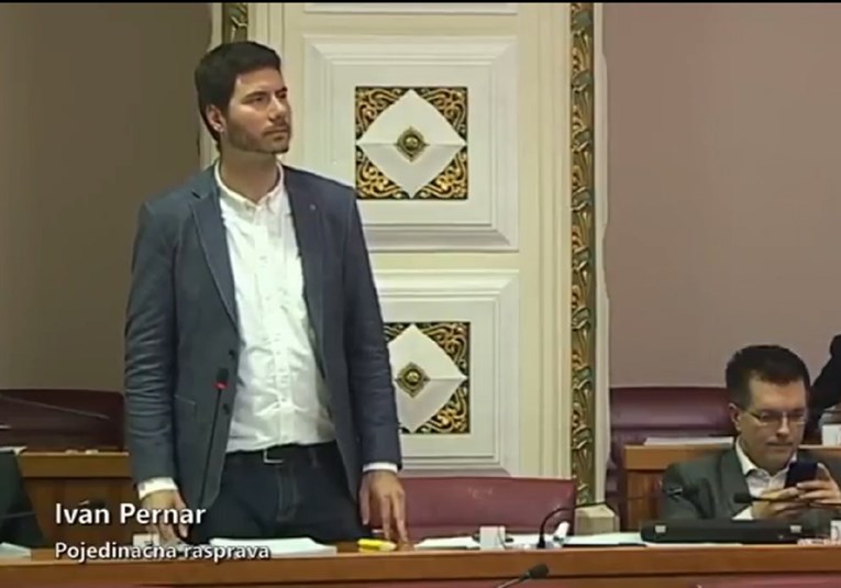 VIDEO Pernar opet izvodio show u Saboru, javio se za riječ pa šutio 8 minuta