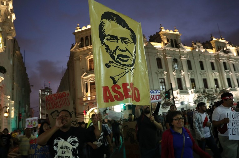 Tisuće ljudi na ulicama Perua, prosvjeduju protiv pomilovanja diktatora