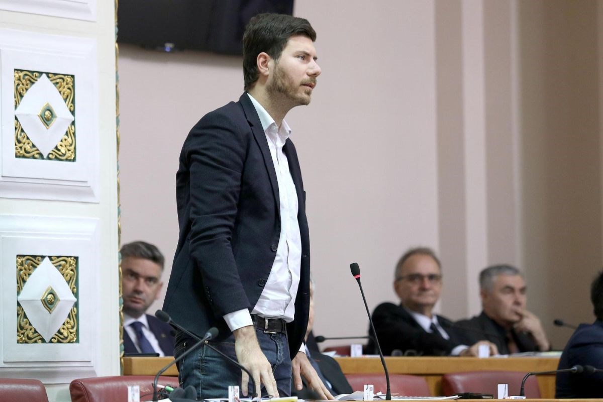VIDEO Nakon što se gurao s policijom, Pernar udaljen i iz sabora jer je govorio bez odobrenja