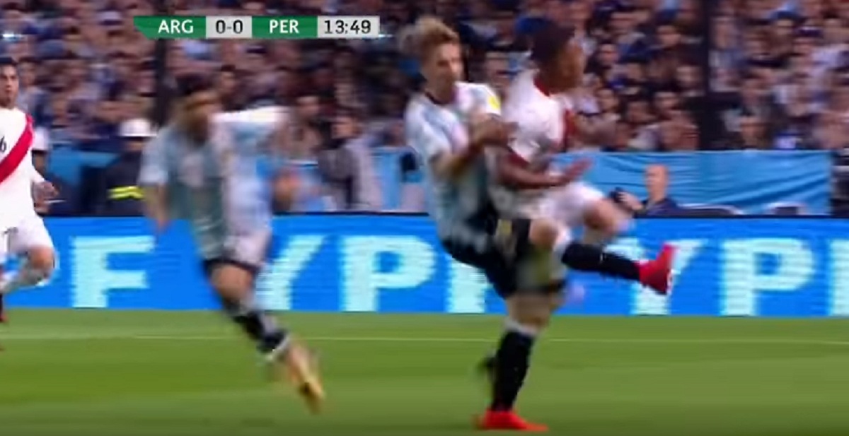 Argentinac razvalio Peruanca brutalnije nego Šimunić Sulejmanija i za to dobio samo žuti karton