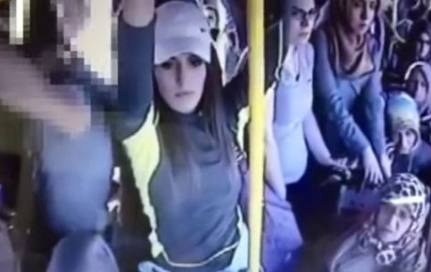 VIDEO Perverznjak napastovao ženu u autobusu, snašla ga je neočekivana kazna