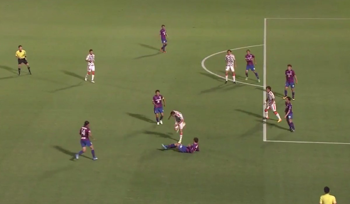 ASISTENCIJA GODINE Držeći se za glavu u koju je dobio lakat, petom i bez gledanja namjestio gol