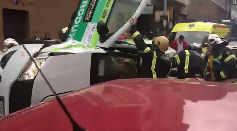 PERNAR SNIMIO NESREĆU Taksi se okrenuo na krov na Trešnjevci, vozača izvlačili vatrogasci