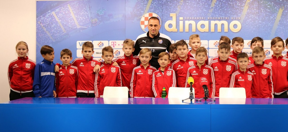 Modre u Vinkovce ispratili klinci iz Virovitice, Petev otkrio ono što najviše zanima navijače Dinama