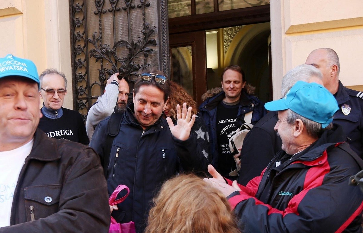 Maja Šupe je tužila Stipu Petrinu, a zbog toga su njegovi simpatizeri danas prosvjedovali u Zadru