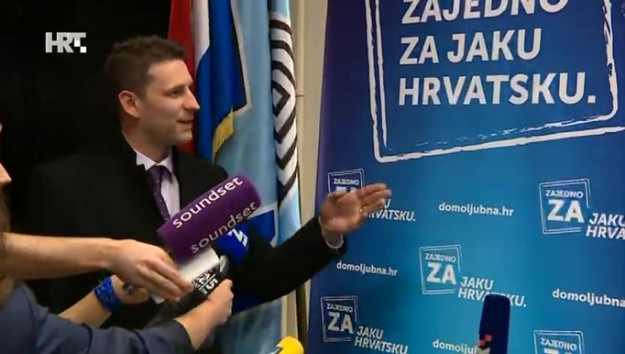 Strka oko plakata: Petrov prvo odbio odgovarati na pitanja pred plakatom HDZ-a pa onda ipak popustio