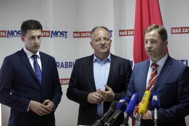 Mostu se pridružio gradonačelnik Novalje, Petrov: Priča o Novalji, priča je o Omišu i Metkoviću