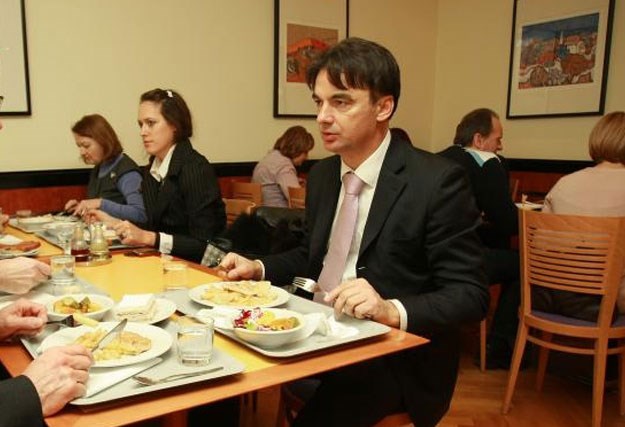 Političarima koji zarađuju 15.000 kuna plaćamo jeftine ručkove kao da su socijalni slučajevi