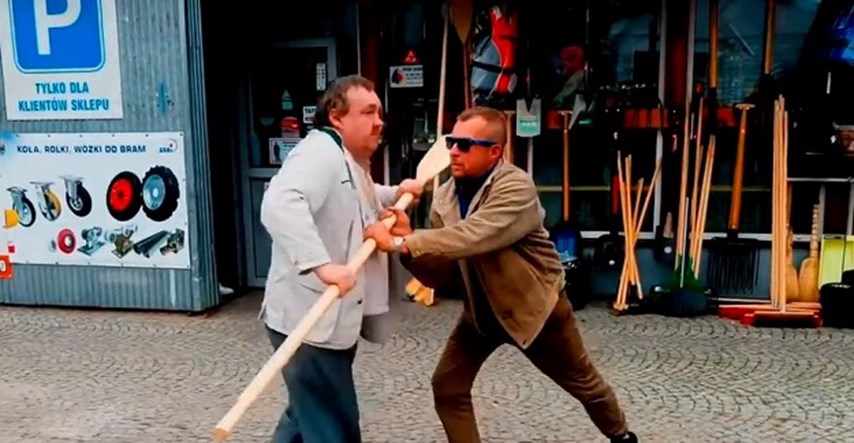 VIDEO Tuča dva pijanca veslom i drškom metle na internetu postala totalni hit