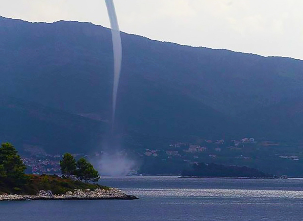 Kod Orebića se spustila pijavica, pogledajte fotografije