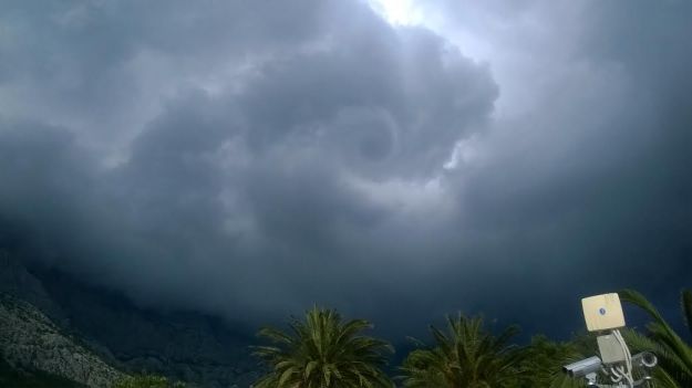 Grmljavinsko nevrijeme i tuča pogodili Makarsku
