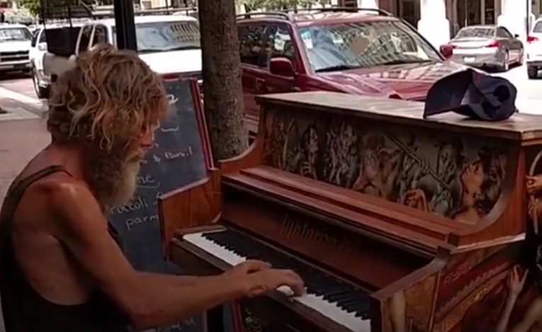 Godinama je bio beskućnik i svirao klavir da preživi, a onda mu je jedan trenutak preokrenuo život