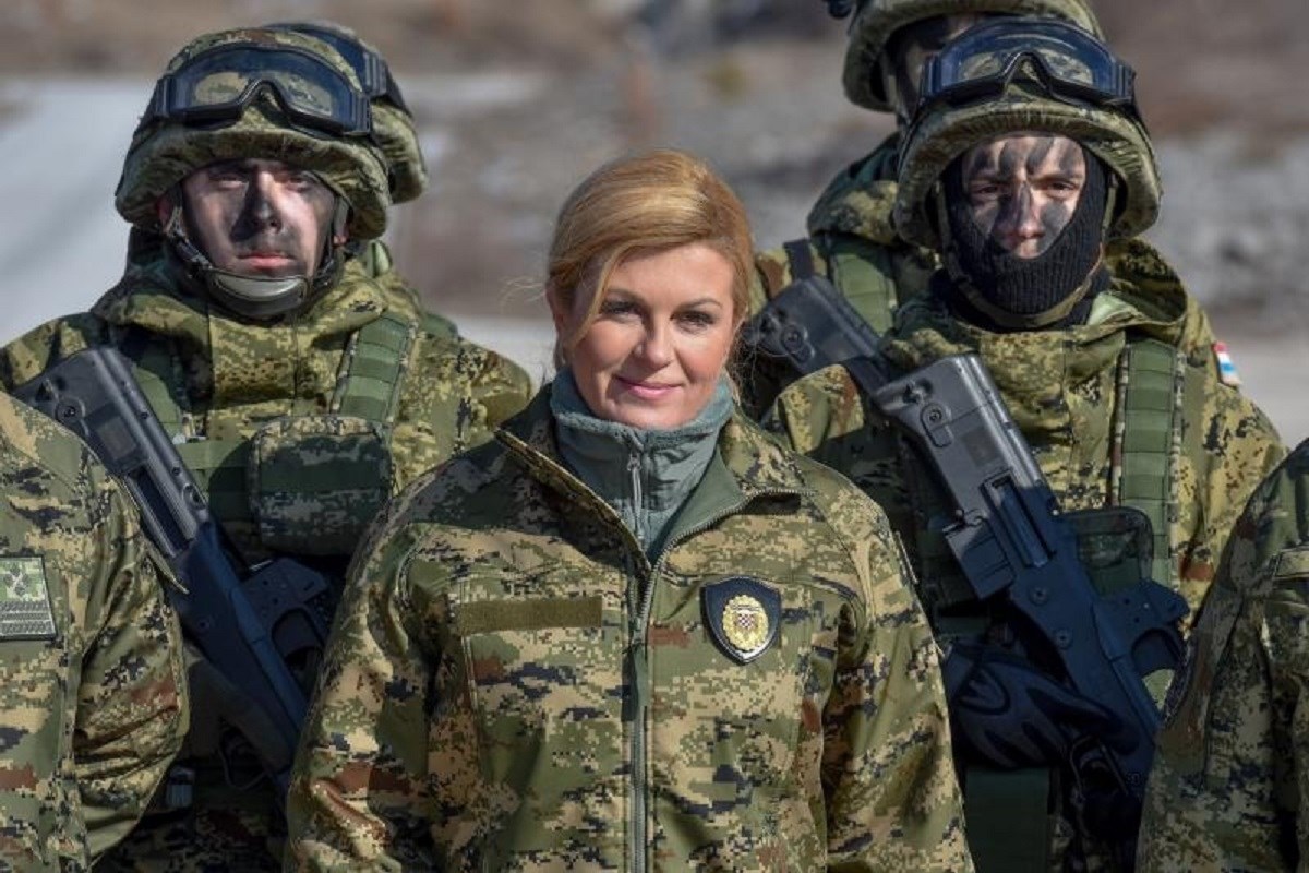 FOTO Kolinda preporučila vojsci šatore za dvije osobe: Ugodnije je kad se dva ljudska tijela griju