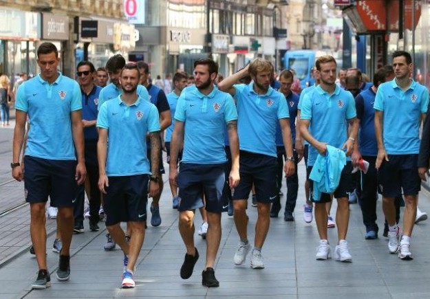 FOTO Modrić, Rakitić i društvo prošetali Zagrebom