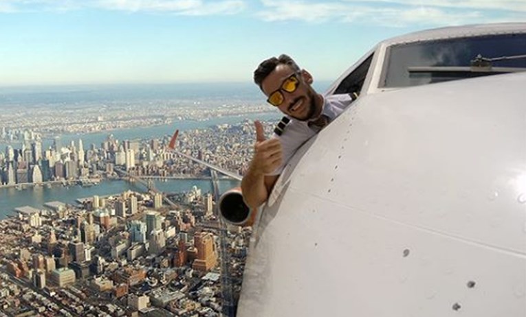 FOTO Pilot objavio fotke na kojima viri kroz prozor aviona: "Kakav luđak, ne mogu vjerovati"