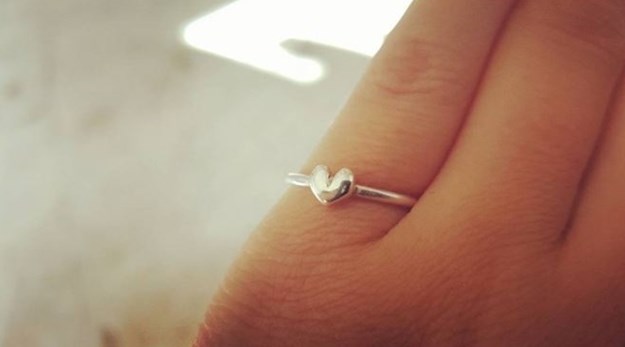 Žene sve češće nose zaručnički prsten na malom prstu i imaju super razlog zašto to rade