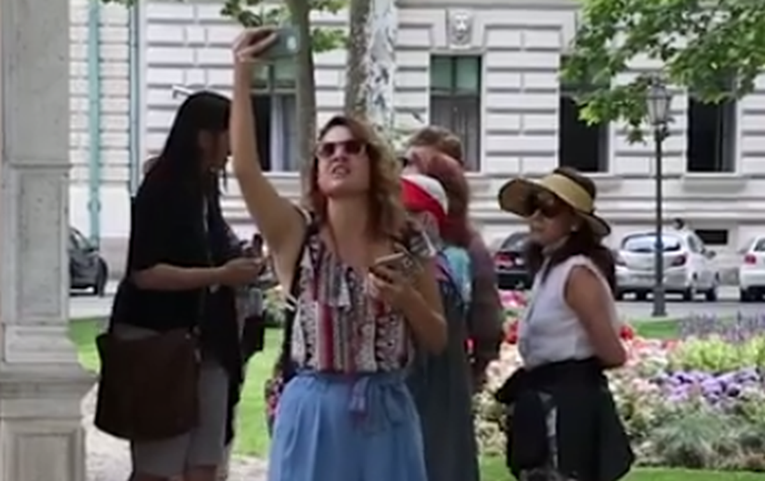 VIDEO Doris Pinčić Rogoznica zapjevala na ulici, lica prolaznika sve govore
