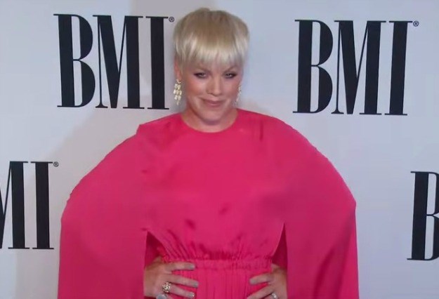 Pink ponovno na meti kritičara zbog "široke haljine kojom skriva kilograme", evo što im je poručila