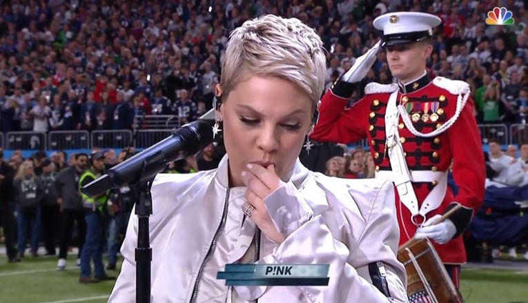 VIDEO Pink svoj nastup na Super Bowlu zasjenila ne baš pristojnim potezom