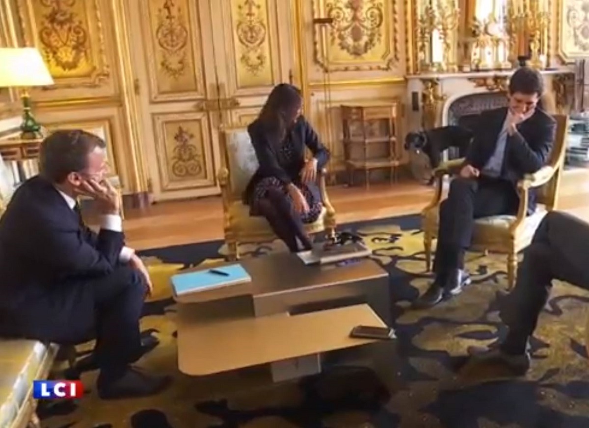 VIDEO Macronov pas popišao kamin tijekom sastanka u Elizejskoj palači, pogledajte njegovu reakciju
