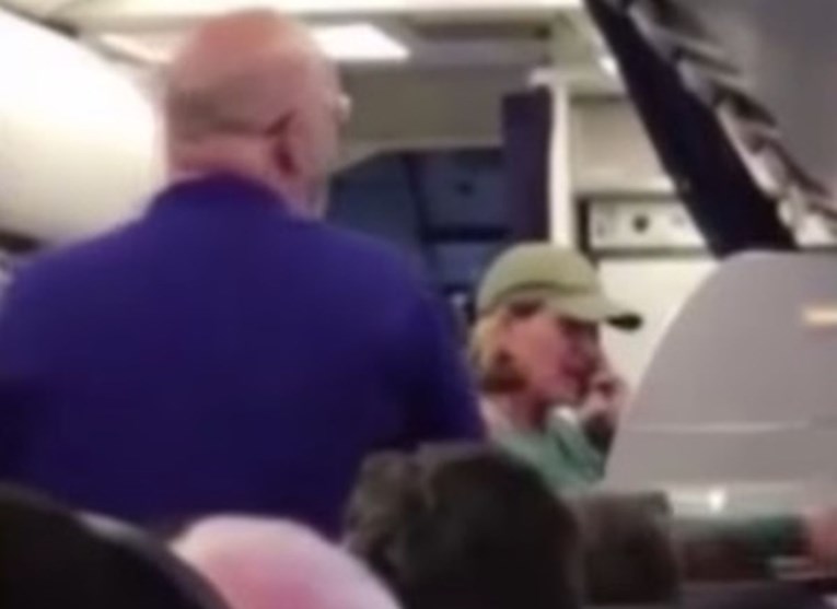 VIDEO Putnici počeli bježati iz aviona kad im se obratila pilotkinja, poslušajte što im je rekla