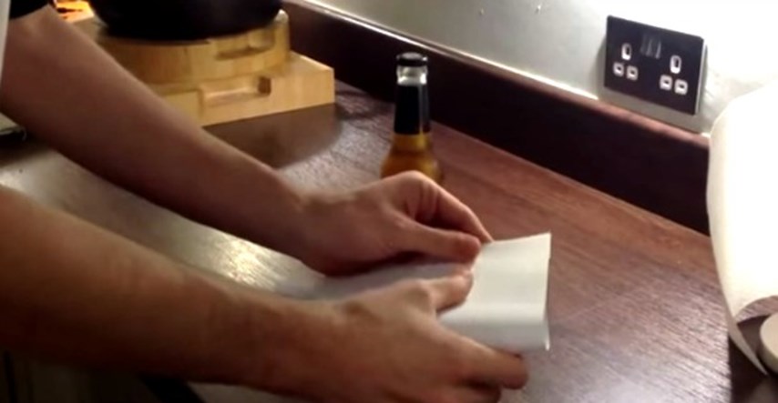 Ako niste znali za ovaj trik, dobro će vam doći: Kako otvoriti pivo s komadom papira