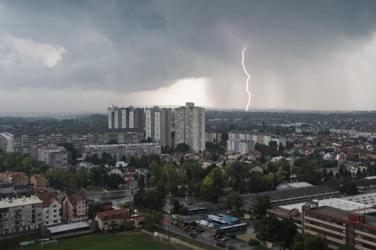 NEVRIJEME POHARALO HRVATSKU U Istri Stablo Prikliještilo Obitelj, Oluja ...