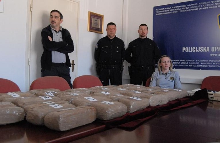 Crnogorac pokušao prošvercati više od 22 kila marihuane, uhvatila ga policija kod Slavonskog Broda