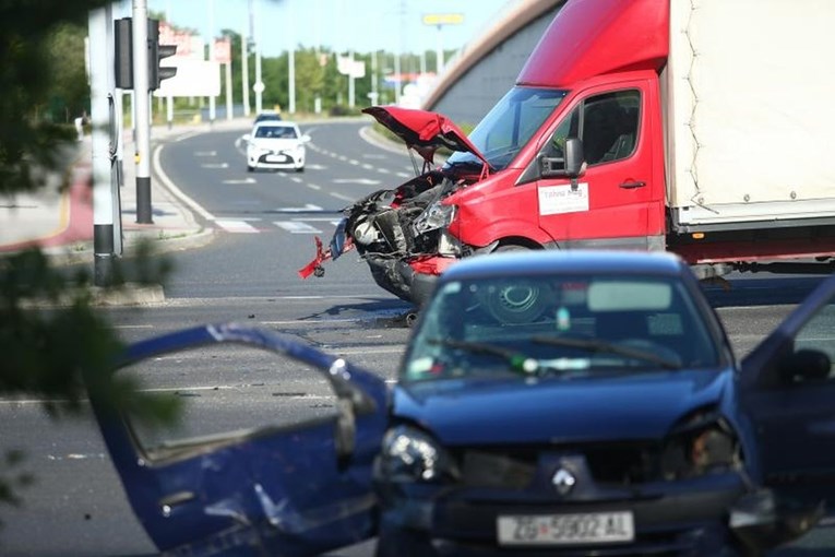 FOTO Dvije osobe ozlijeđene u prometnoj nesreći i tučnjavi na Slavonskoj