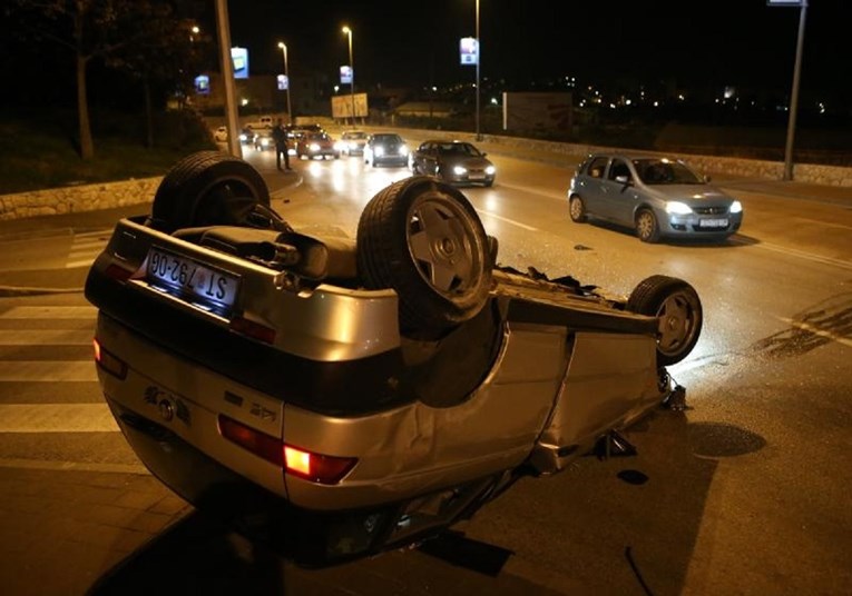 Jedna osoba ozlijeđena u prevrtanju automobila u Splitu