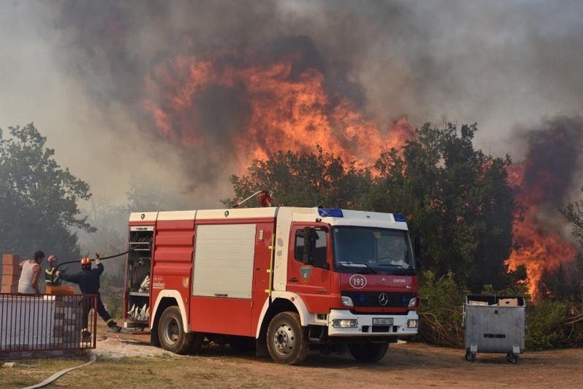 POŽAR RAZBUKTAO NISKE STRASTI U KISTANJIMA Srbi očajni: "Iz Beograda sam, odmah sam išao gasiti"