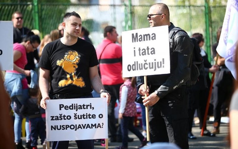 FOTO U Zagrebu prosvjedi protiv cijepljenja djece: "Mama i tata odlučuju"