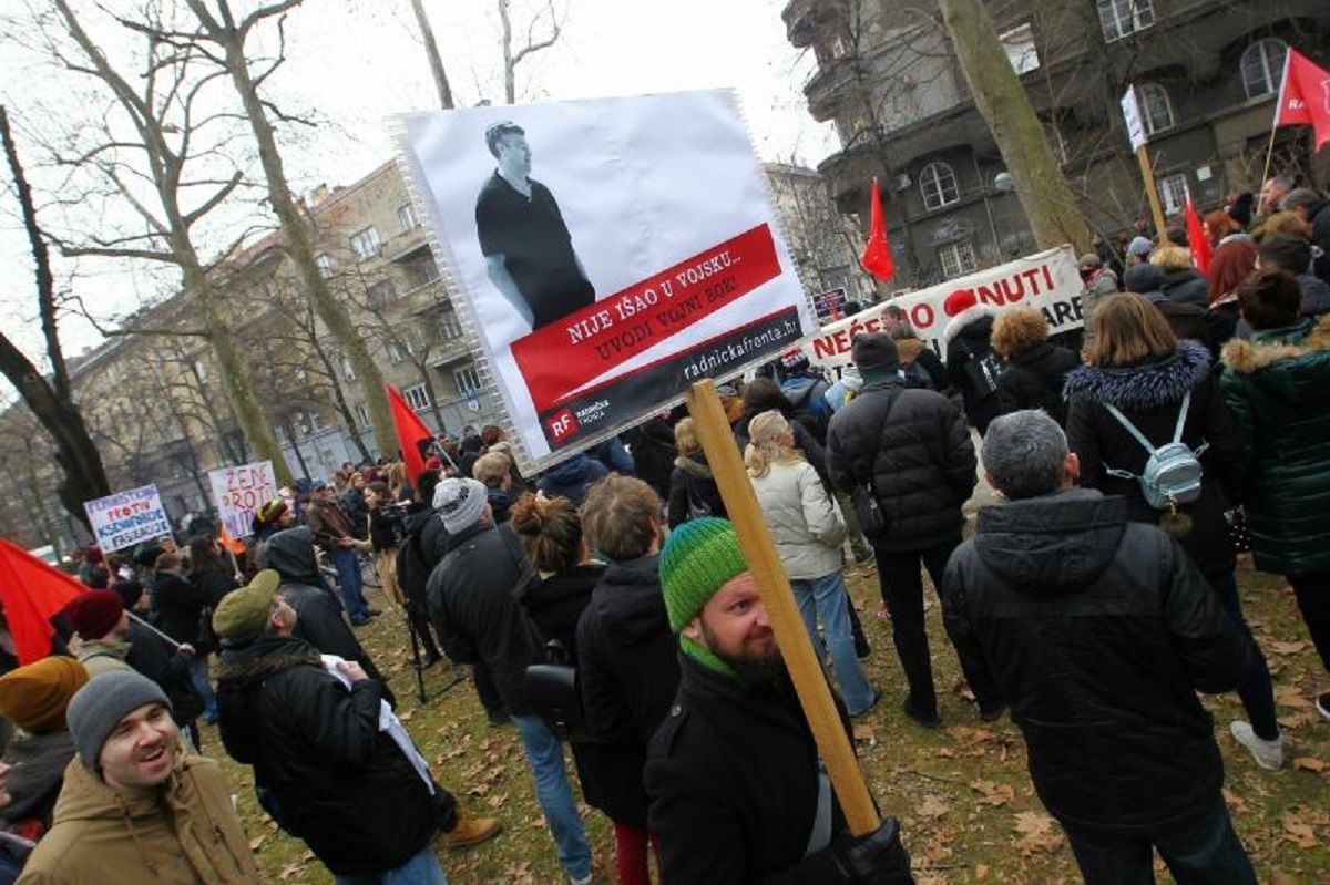 PROSVJEDI ISPRED MORH-a "Pola vlade nije išlo u vojsku, a našu djecu bi slali"