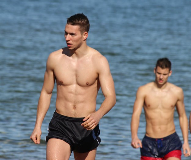 Naši nogometaši najbolje treniraju na plaži: Zgodni i goli privlačili poglede u Španjolskoj