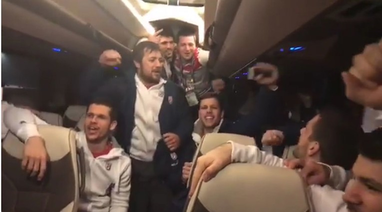 NEOPISIVO! Rukometaši od sreće rasturili autobus