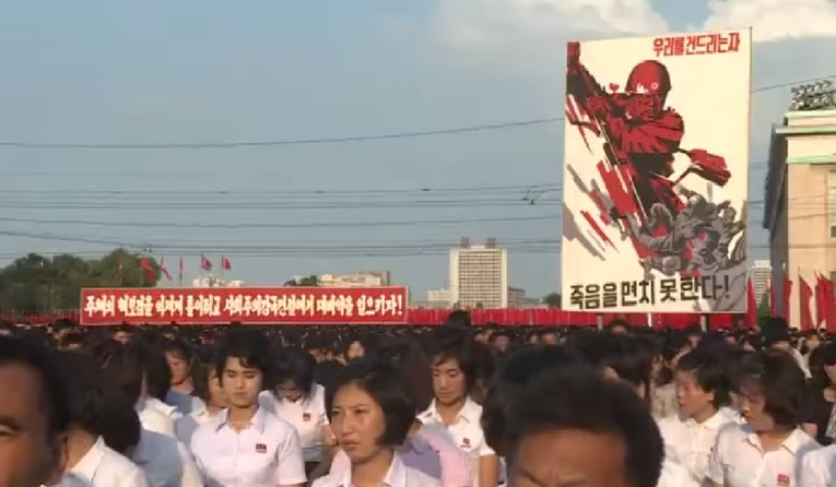 VIDEO Prosvjed protiv SAD-a u Pjongjangu: "Postat ću glava rakete i uništiti američko gnijezdo zla"
