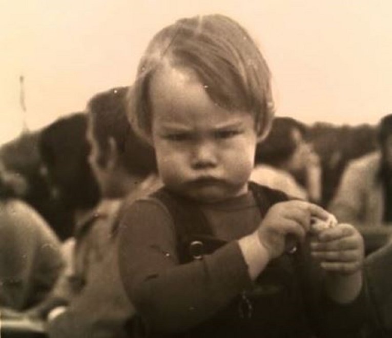 Popularna hrvatska pjevačica oduševila fotkom iz djetinjstva, znate li tko je mali mrgud na slici?