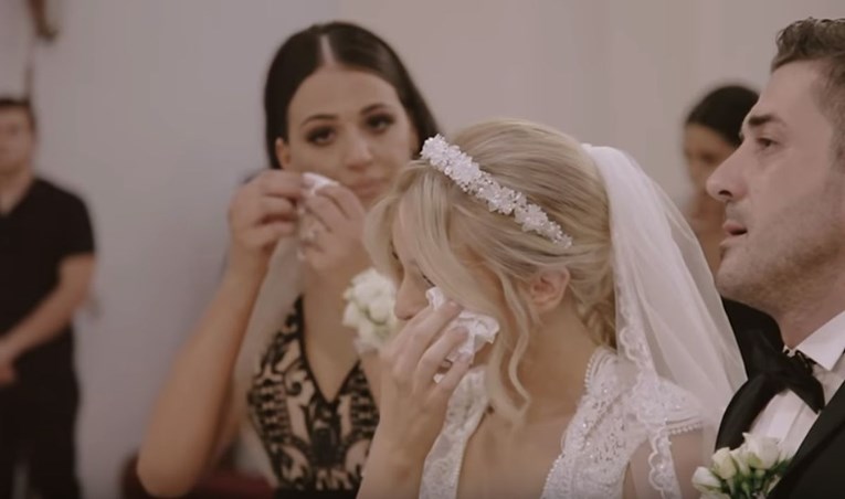 VIDEO Vjenčanje iz bajke: Naš pjevač najprije rasplakao mladenku i kumu, a potom i cijelu crkvu
