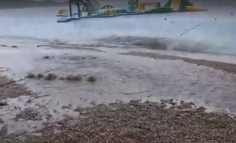 VIDEO Na gradskoj plaži u Makarskoj izbila kanalizacija, prolaznici se guše u smradu govana