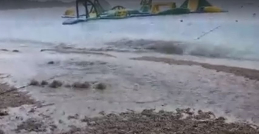 VIDEO Na gradskoj plaži u Makarskoj izbila kanalizacija, prolaznici se guše u smradu govana