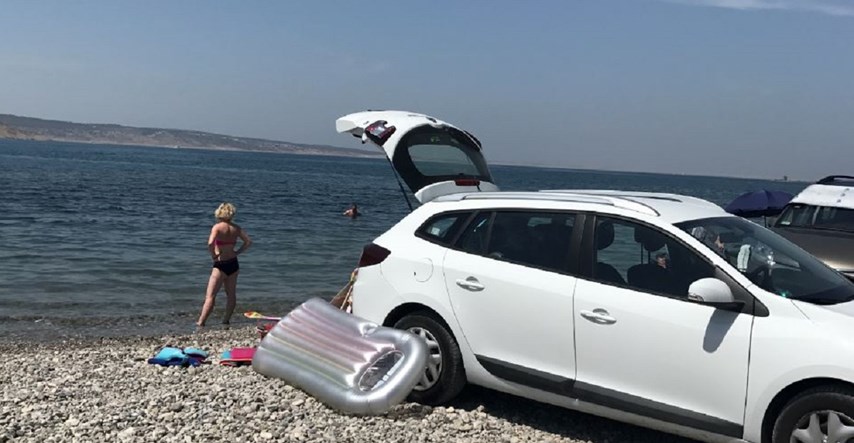 FOTO, VIDEO Pogledajte bahatost na moru kraj Paklenice, automobili parkirani nasred plaže
