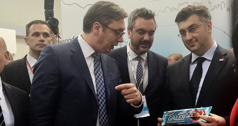 Vučić poklonio srpske čokoladice Plenkoviću, novinari ga pitali hoće li ih pojesti