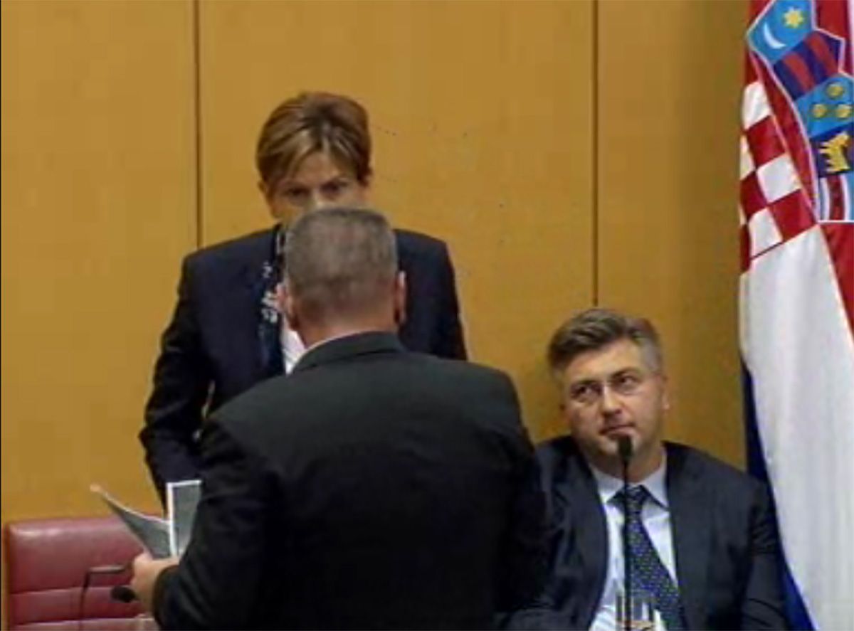 Pogledajte kakve face slaže Plenković dok živčana Martina Dalić kraj njega urla