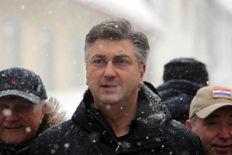 Plenković u snijegom zatrpanim Delnicama rekao da će pratiti vremenske prilike