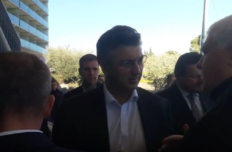 VIDEO Plenković na proslavi splitskog HDZ-a hvalio svoj odnos s Vučićem, a Pernara učio ponašanju