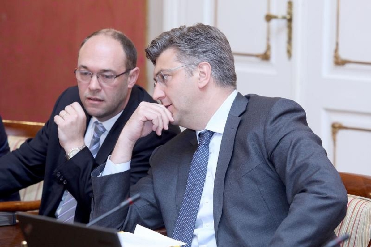 FOTO O čemu su se to Plenković i Stier došaptavali uoči sjednice Vlade