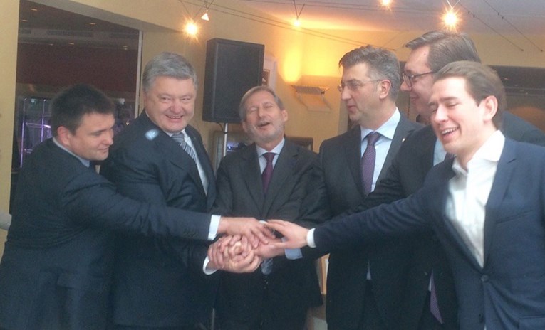 FOTO Pogledajte Plenkovića, Vučića i ostale kako se drže za ruke