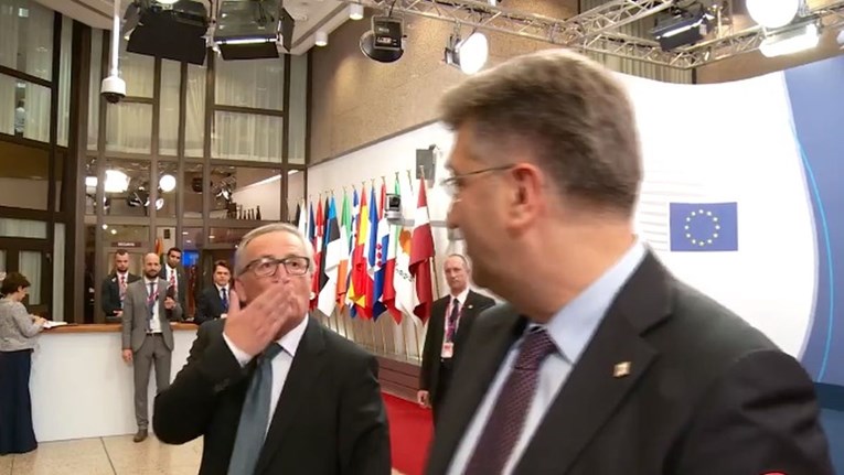 VIDEO "On se voli grliti i ljubiti": Juncker uštipnuo Plenkovića za dupe?