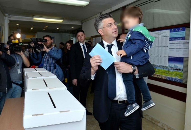 Plenković izašao na izbore sa sinom