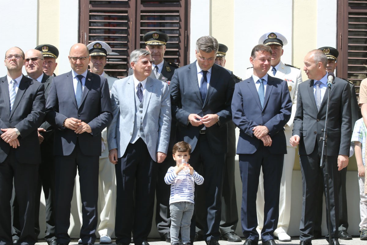 FOTO Andrej Plenković poveo sinčića na obilježavanje Dana oružanih snaga